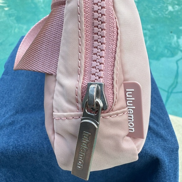 lululemon Everywhere Belt Bag 1L - Picture 15 of 16